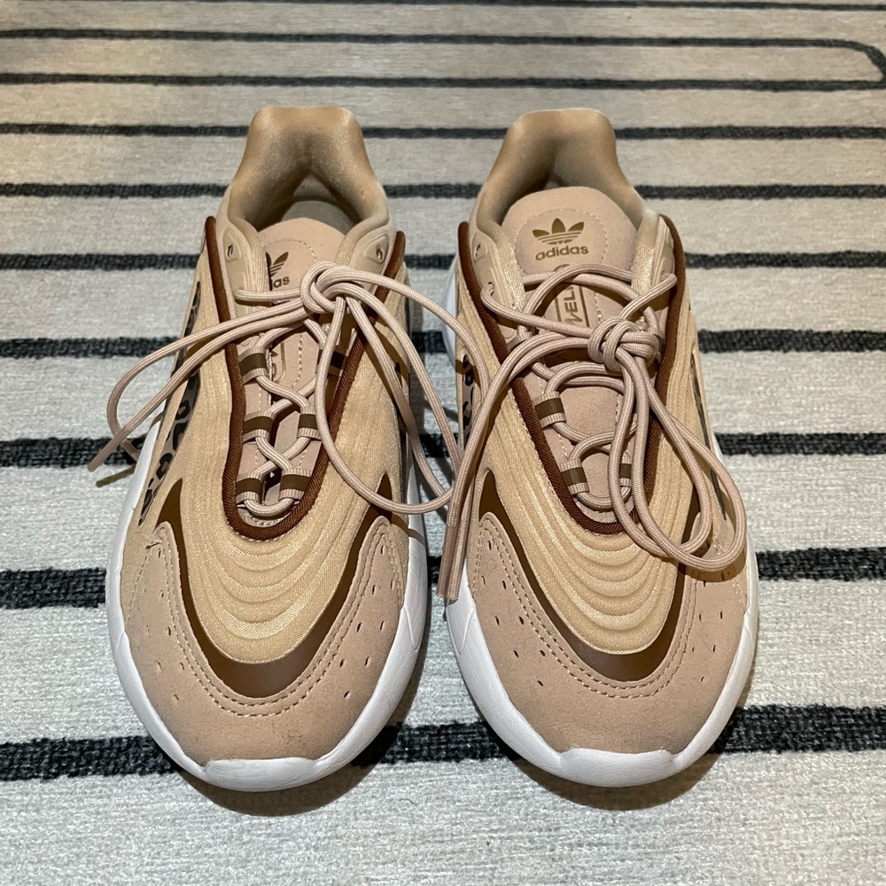 Adidas Original Ozelia sneakers with leopard stripes in beige